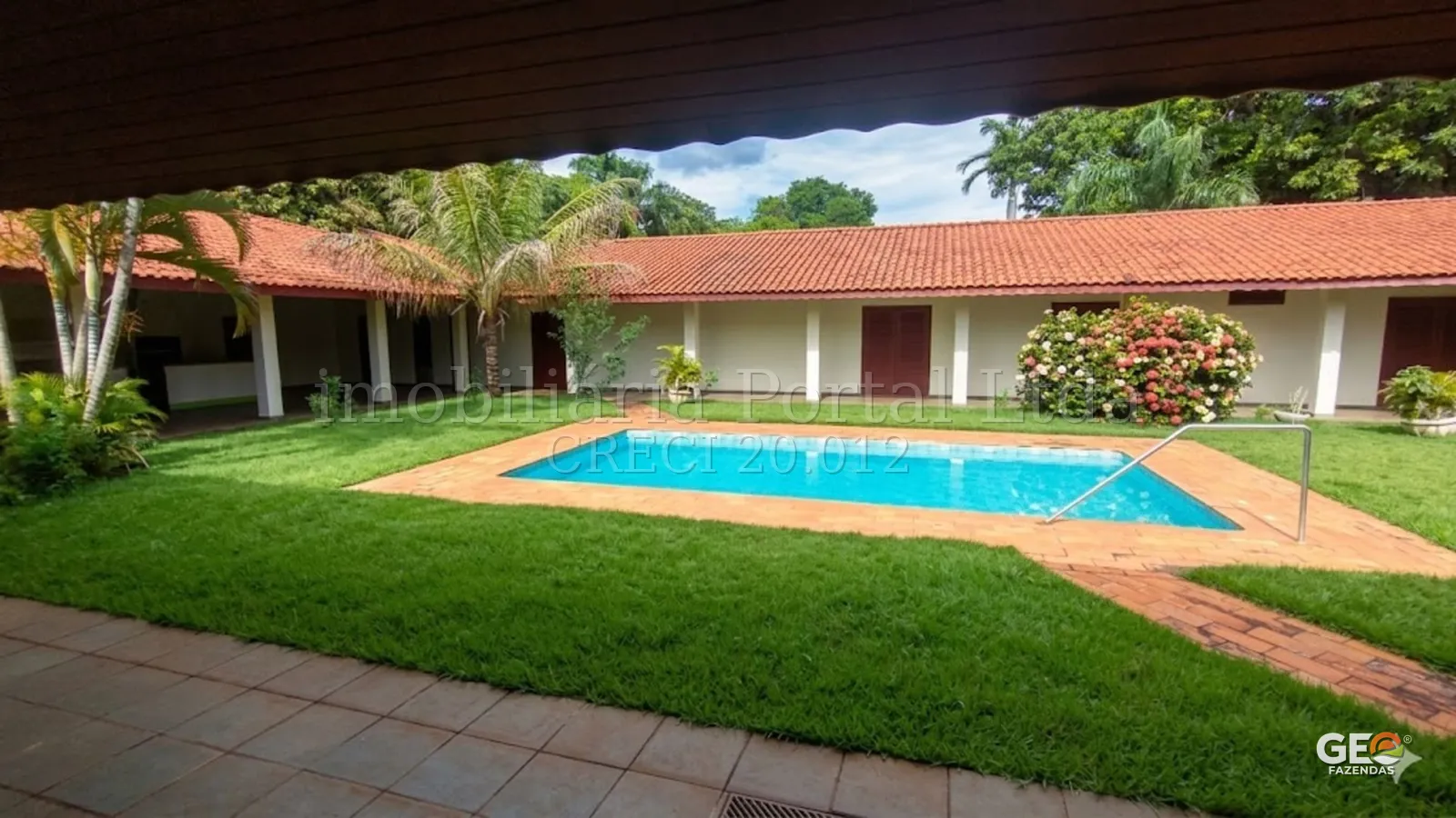 Área de lazer com piscina em propriedade rural