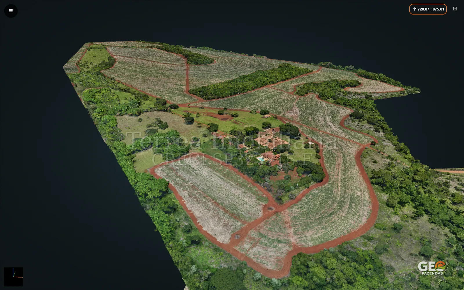 Vista aérea de fazenda com áreas de cultivo e vegetação