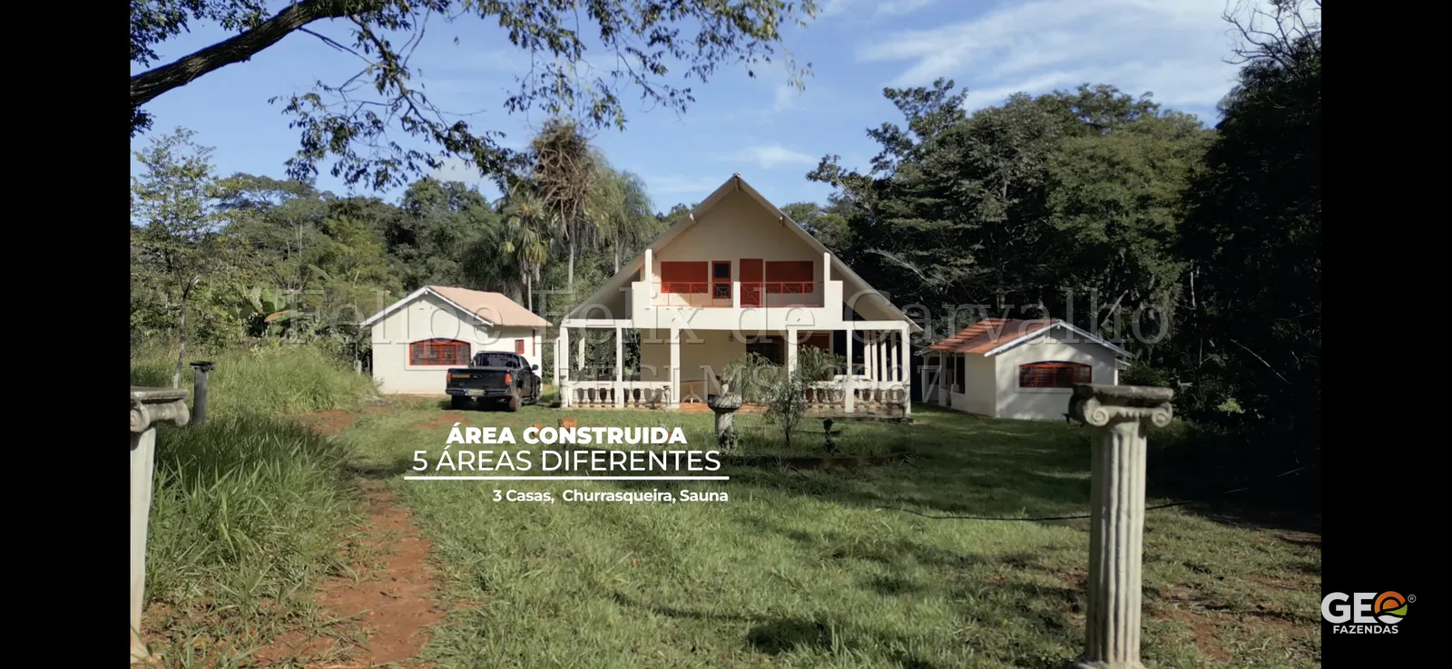 Conjunto de casas em área rural com vegetação