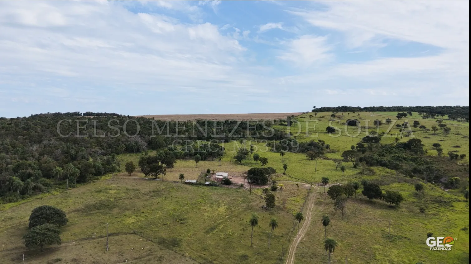 Vista aérea de fazenda com pastagem e mata