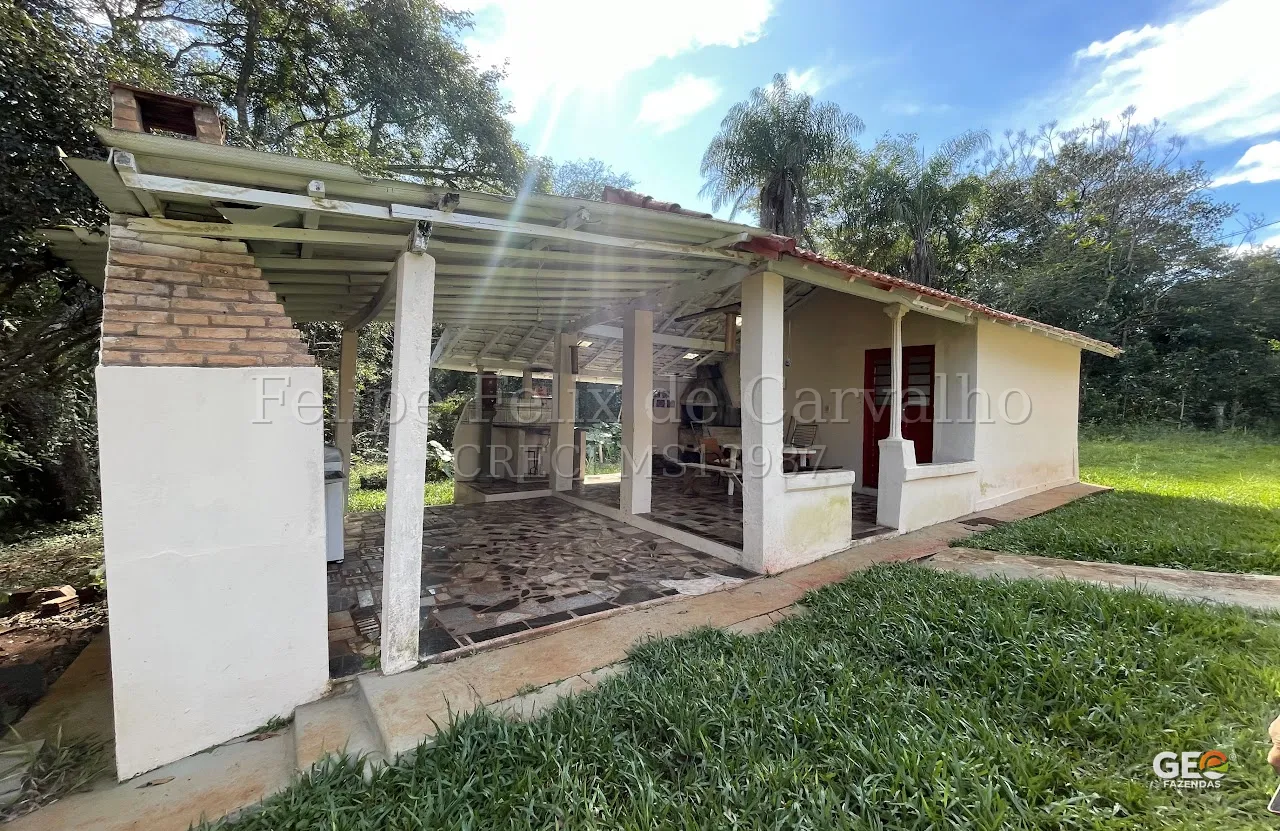 Área externa coberta de casa rural com churrasqueira
