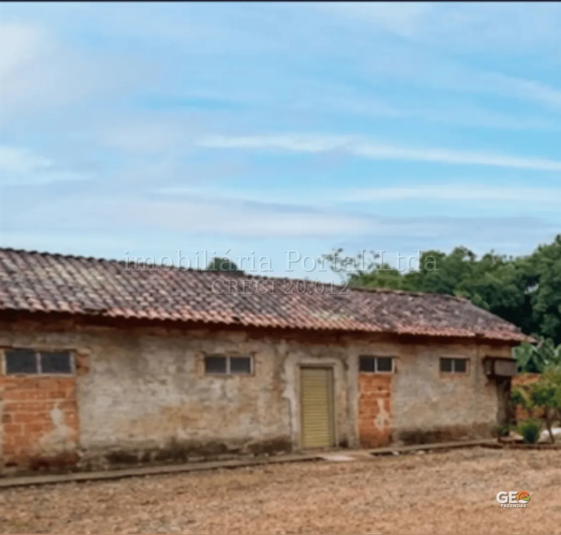 Construção rural simples com telhado de cerâmica