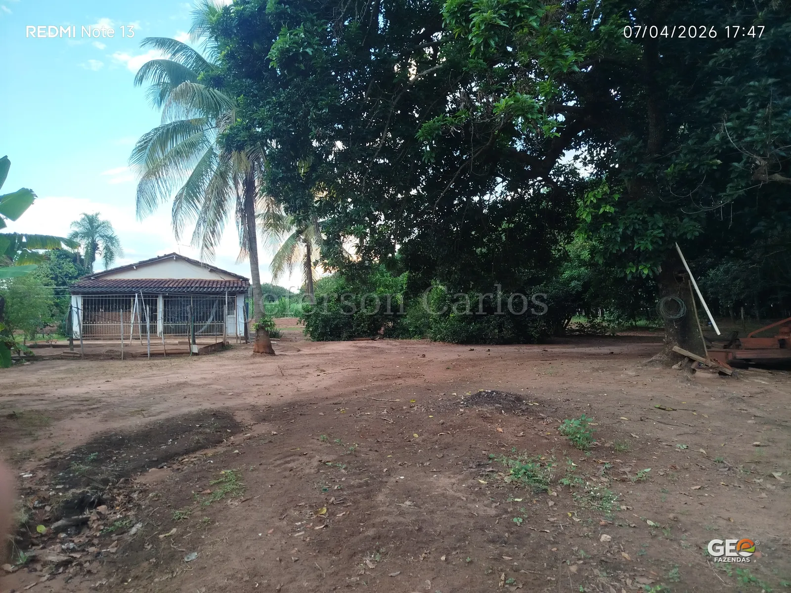 Casa rural com terreno e vegetação ao redor