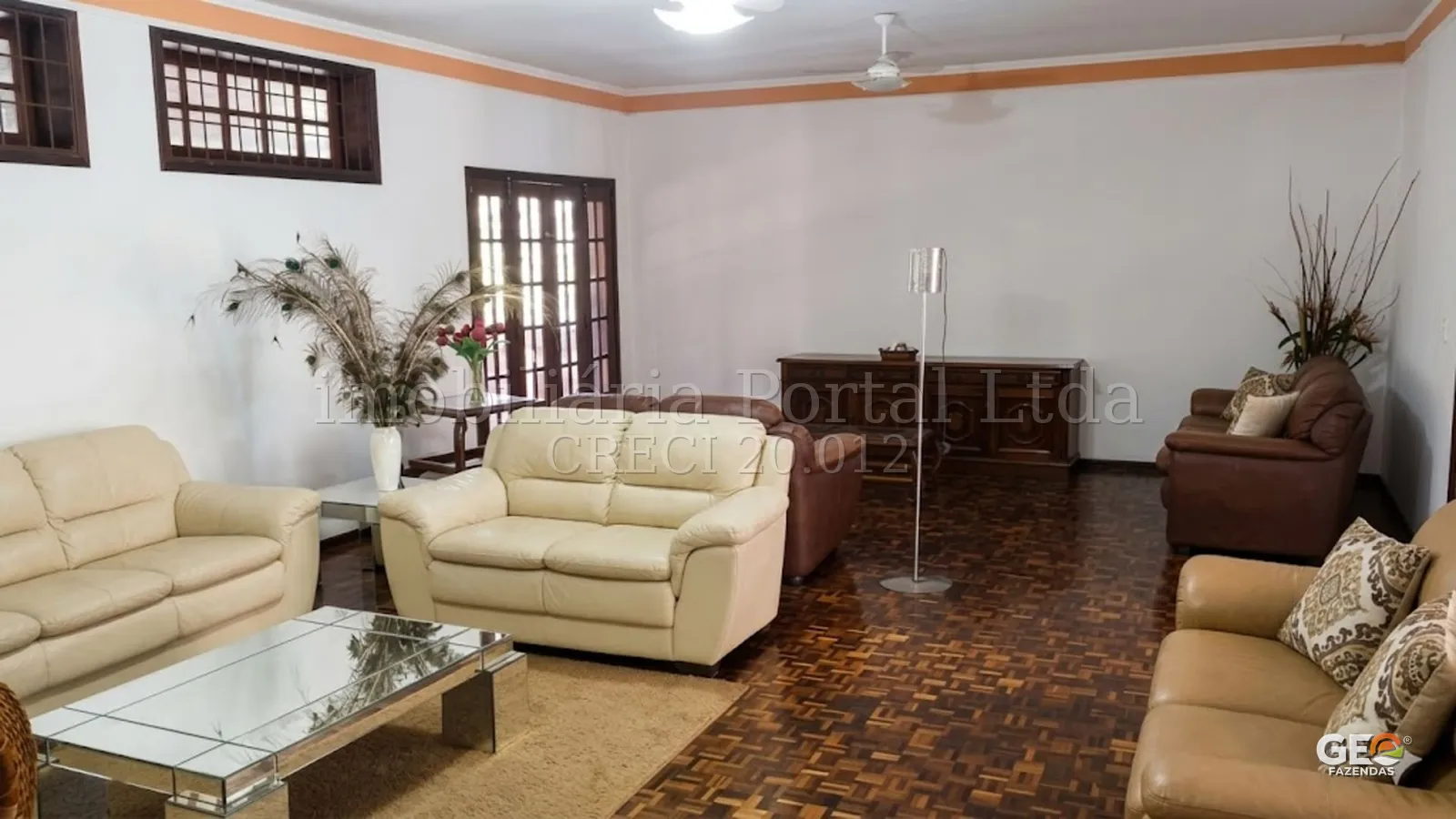 Sala de estar mobiliada em propriedade rural