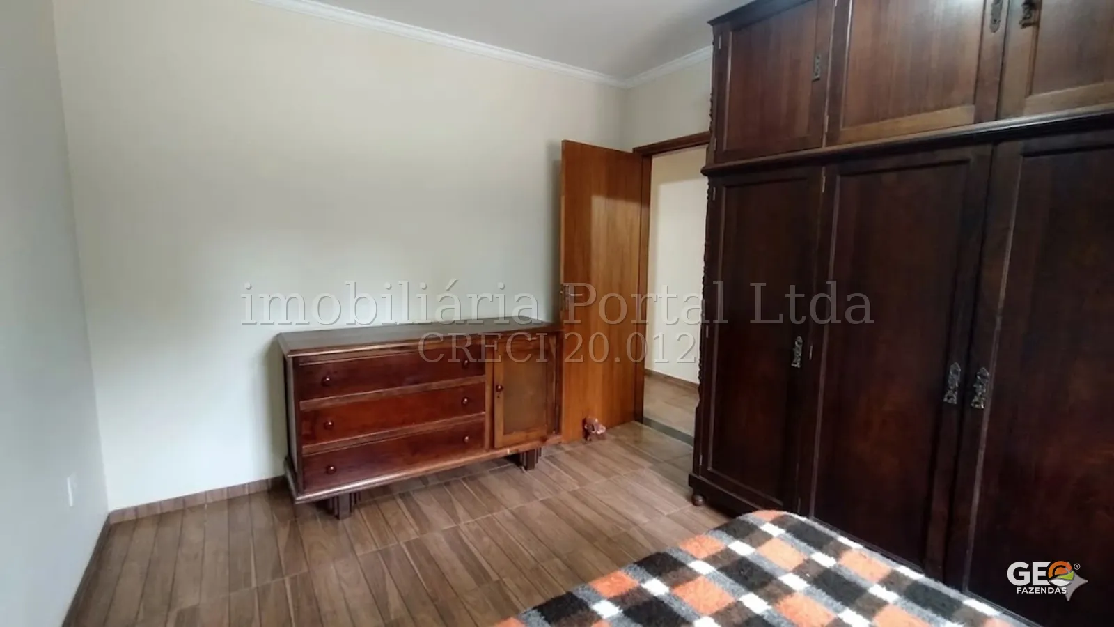 Quarto com móveis rústicos em imóvel rural