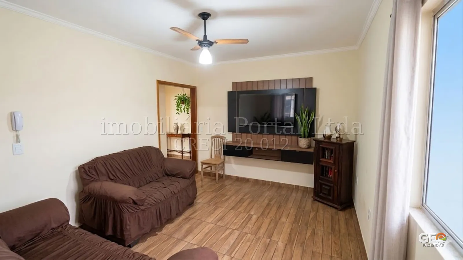 Sala de estar mobiliada em imóvel rural