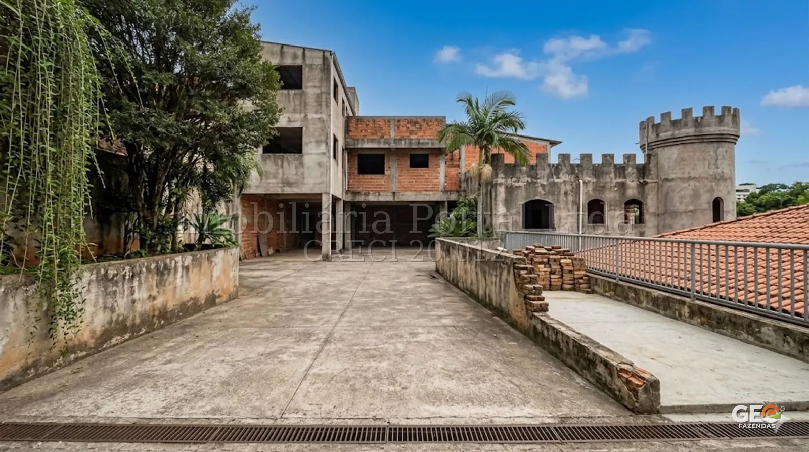 Construção inacabada com torre estilo castelo