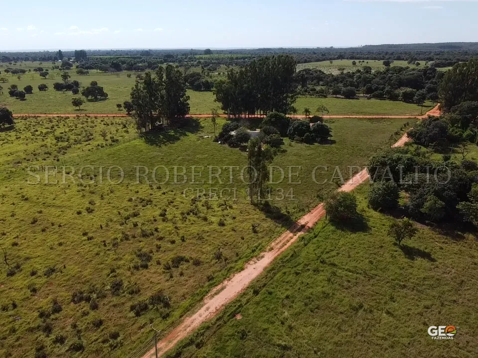 Vista aérea de fazenda com pastagem e estrada de terra