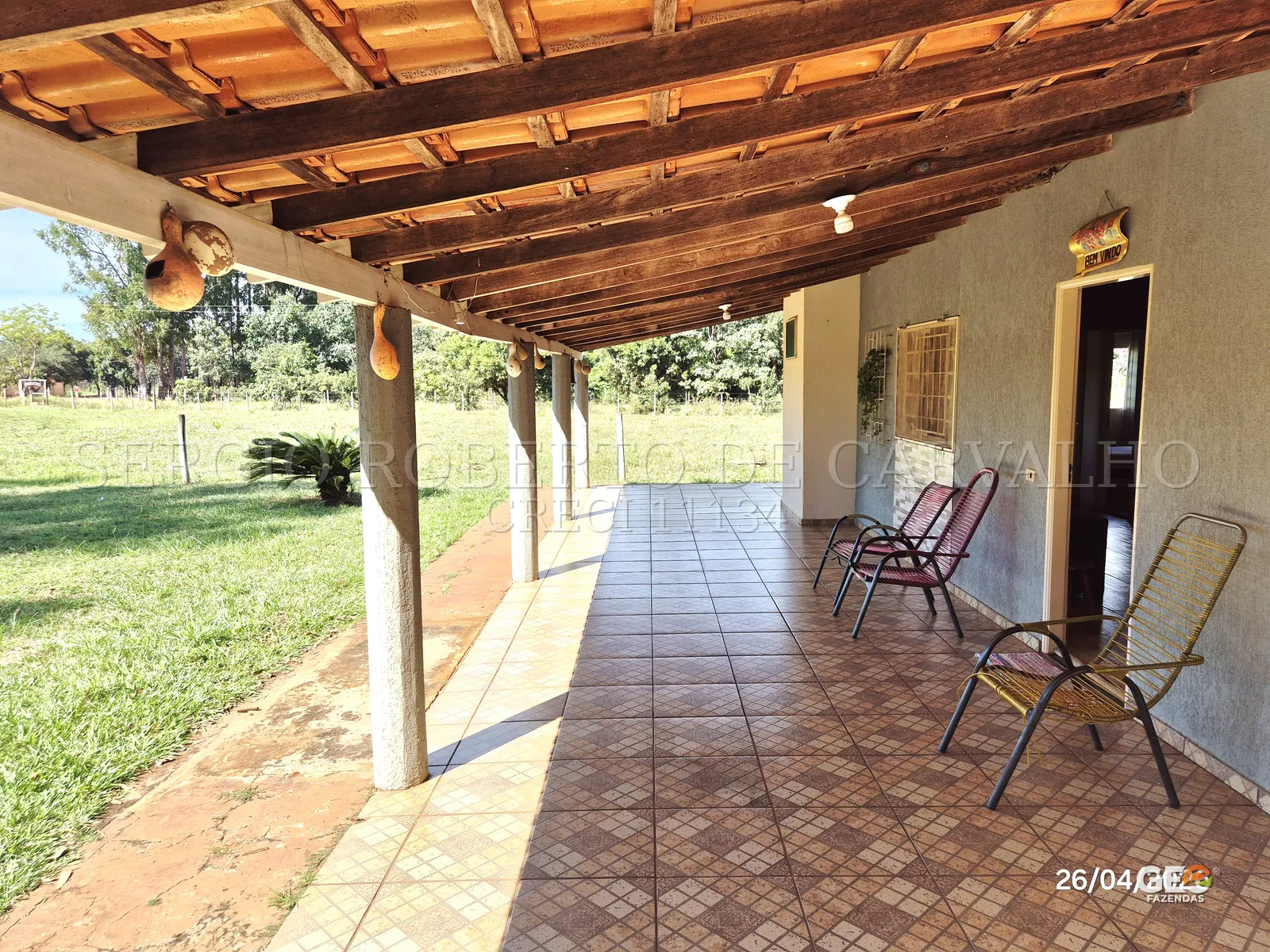 Varanda ampla de casa em propriedade rural