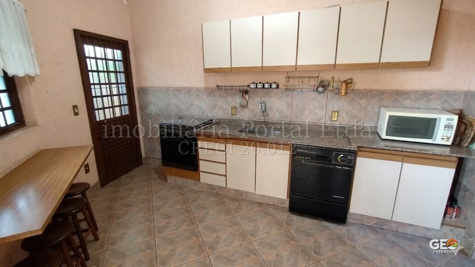 Cozinha equipada em imóvel rural