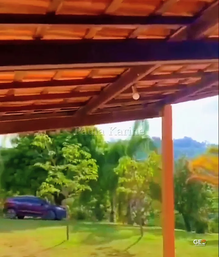 Varanda com vista para área verde e carro