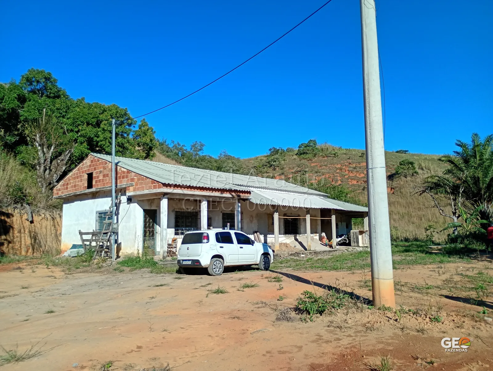 Casa simples em propriedade rural com terreno aberto
