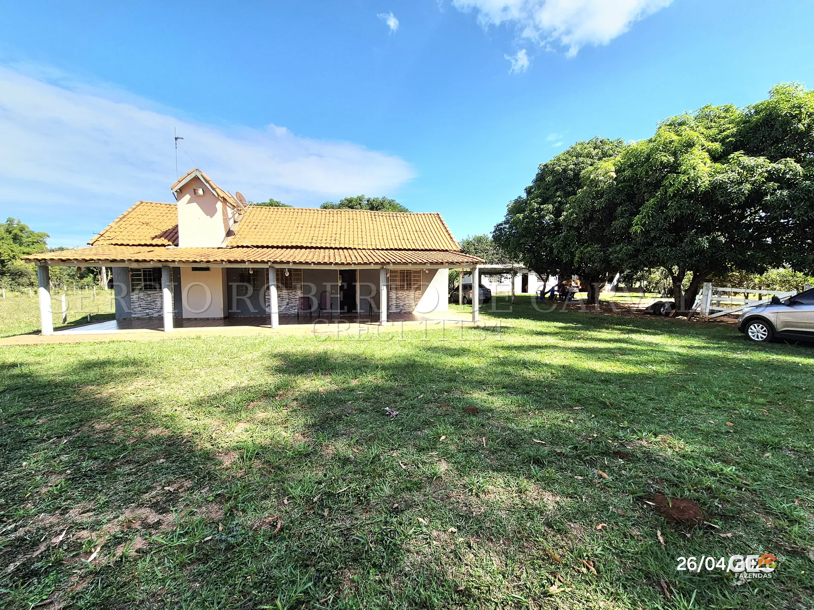Casa rural com varanda e área verde ampla