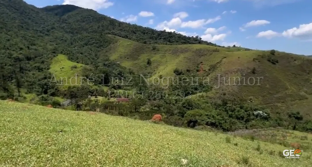 Área rural com relevo e vegetação nativa