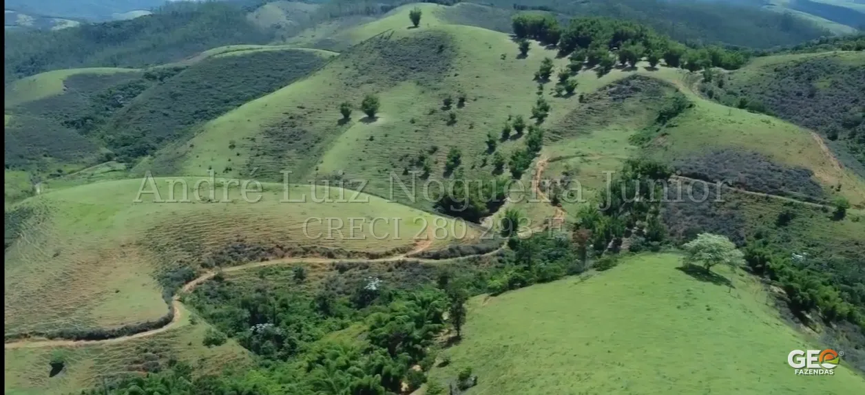 Vista aérea de terreno rural com vegetação e caminhos
