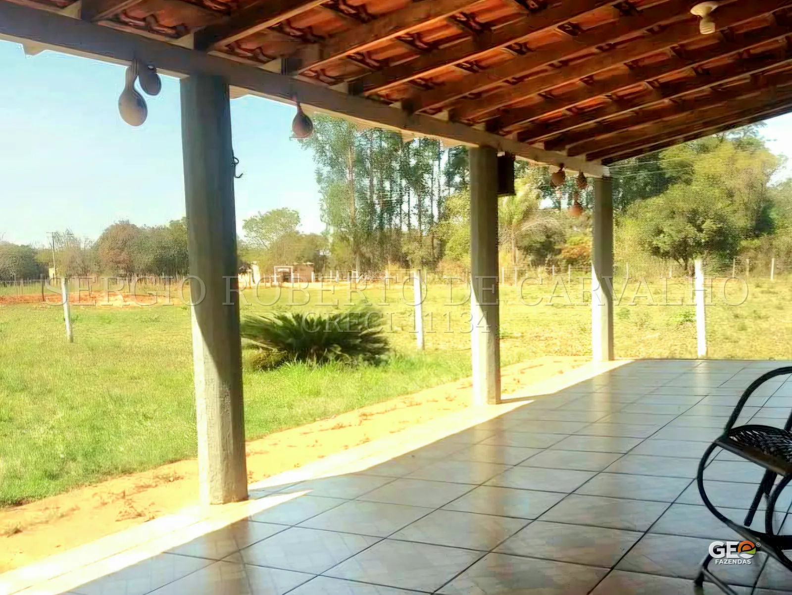 Varanda coberta com vista para área verde