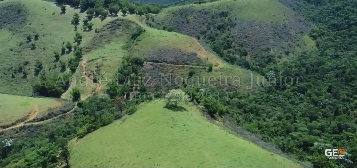 Vista aérea de área rural com relevo e vegetação