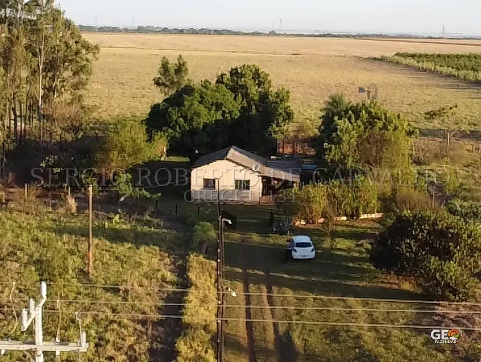 Casa rural com área verde e veículo