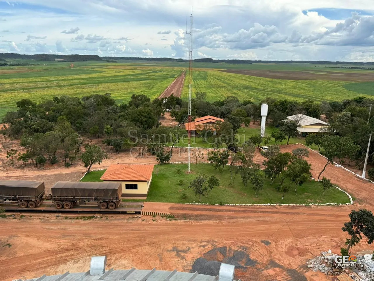 Vista aérea de fazenda com edificações e lavouras