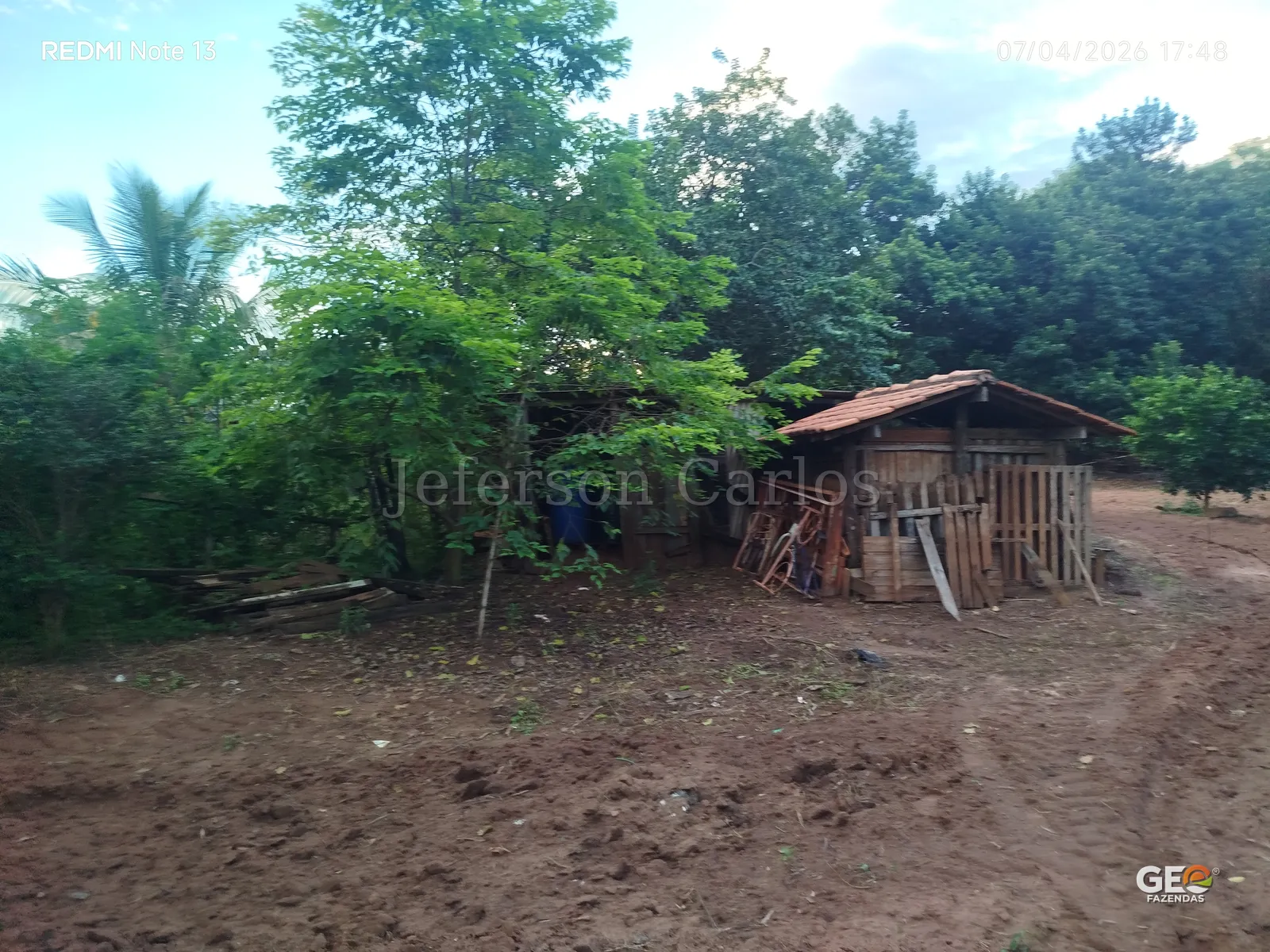 Área rural com vegetação e construção simples