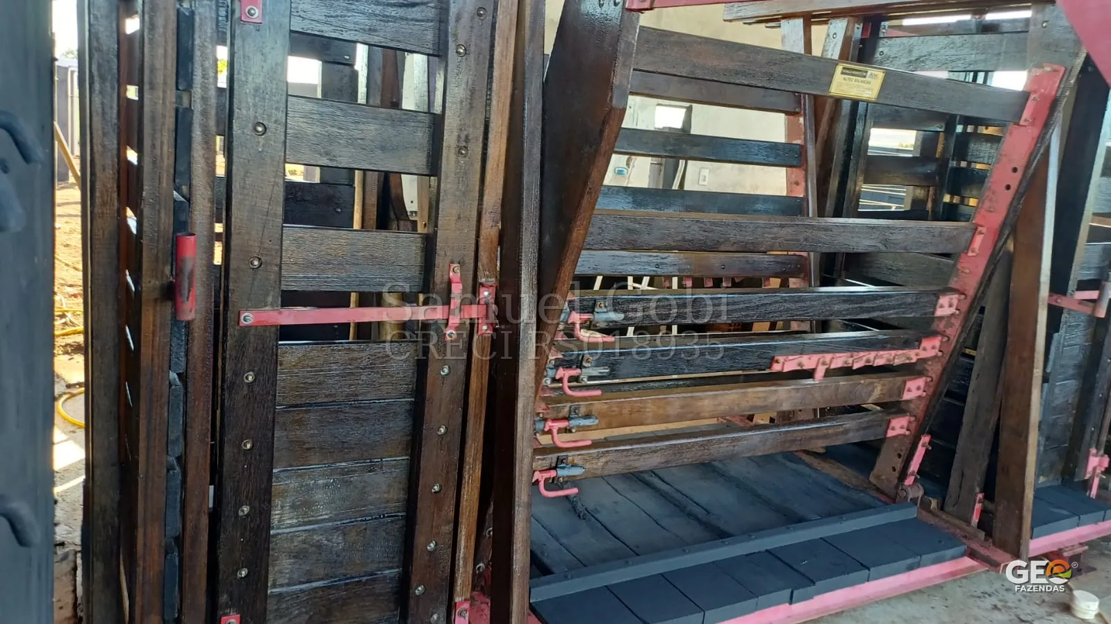 Equipamento de manejo de gado em madeira e metal