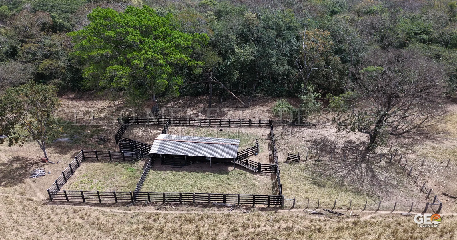Curral cercado com abrigo em propriedade rural