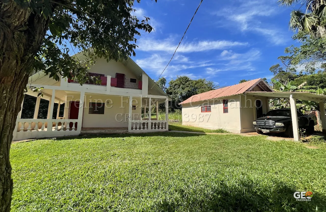 Casa rural com área verde e garagem