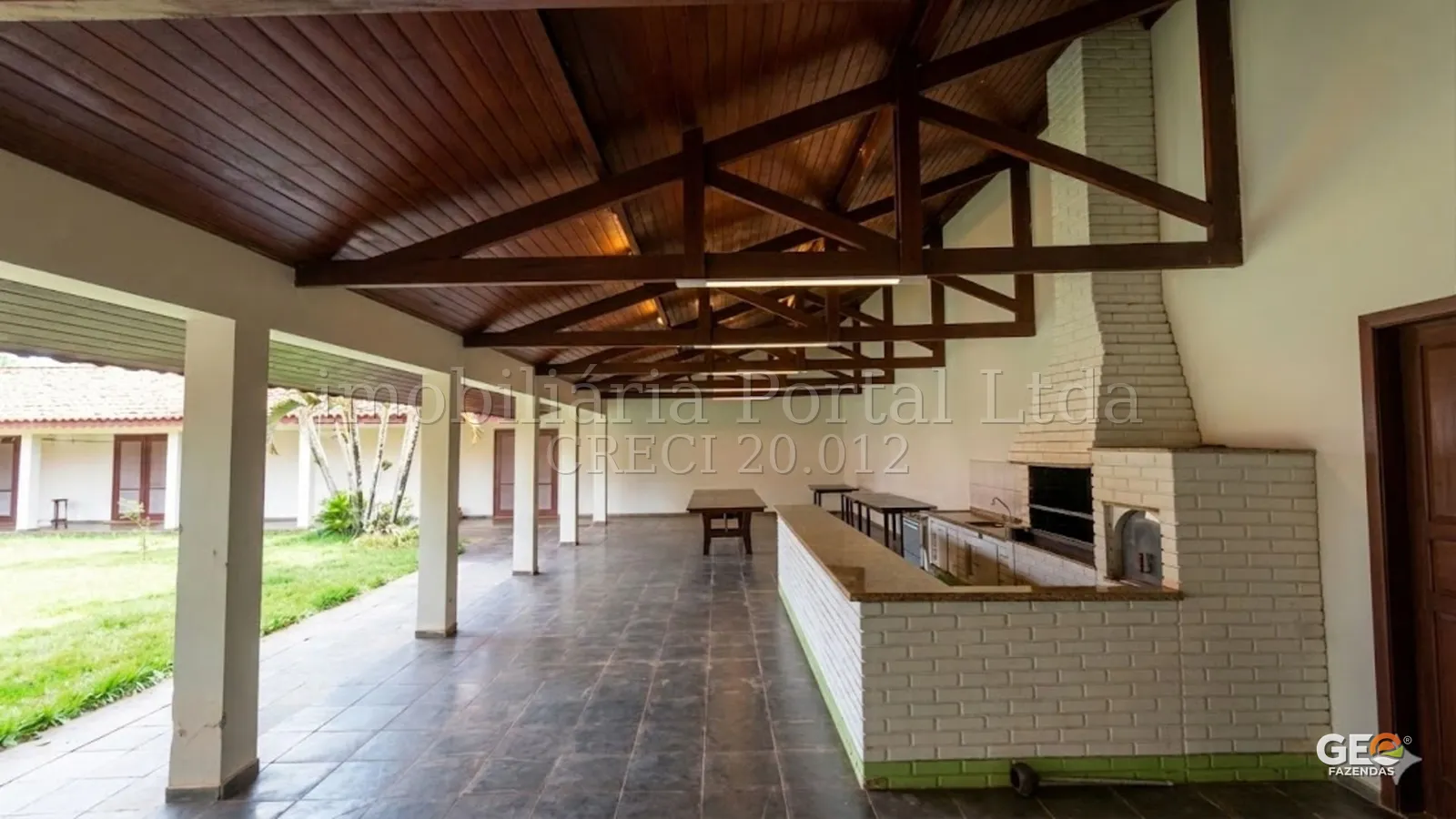 Área coberta com churrasqueira e espaço gourmet