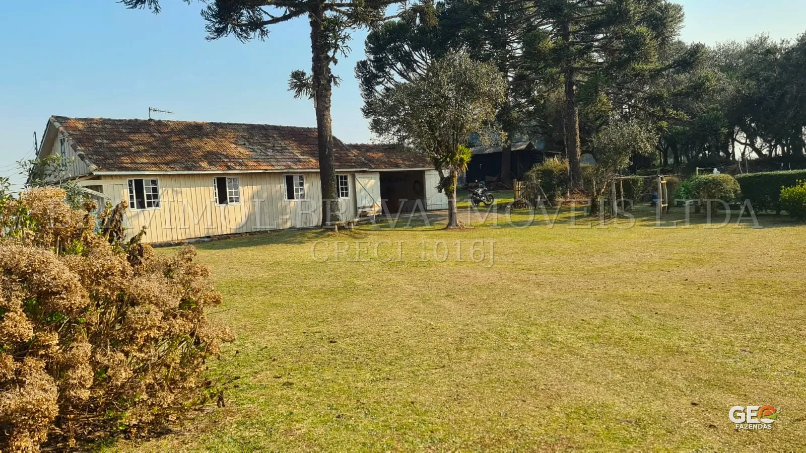 Casa rural com amplo terreno gramado