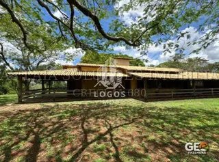 Casa rural com varanda e área verde