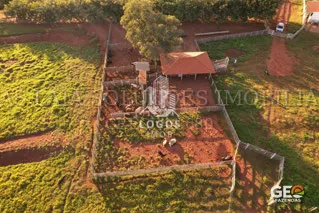 Vista aérea de área cercada com construção rural