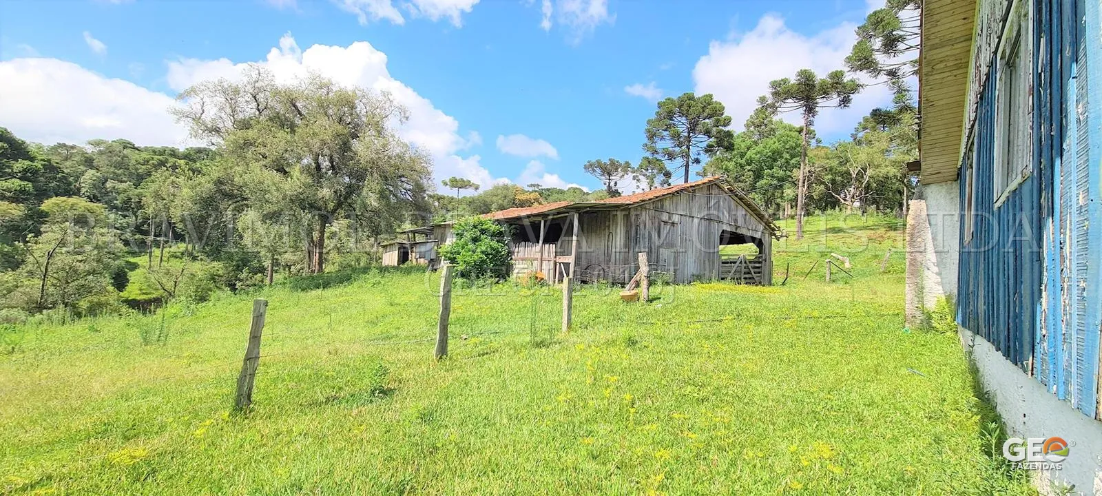 Casa rústica em área rural com pastagem verde