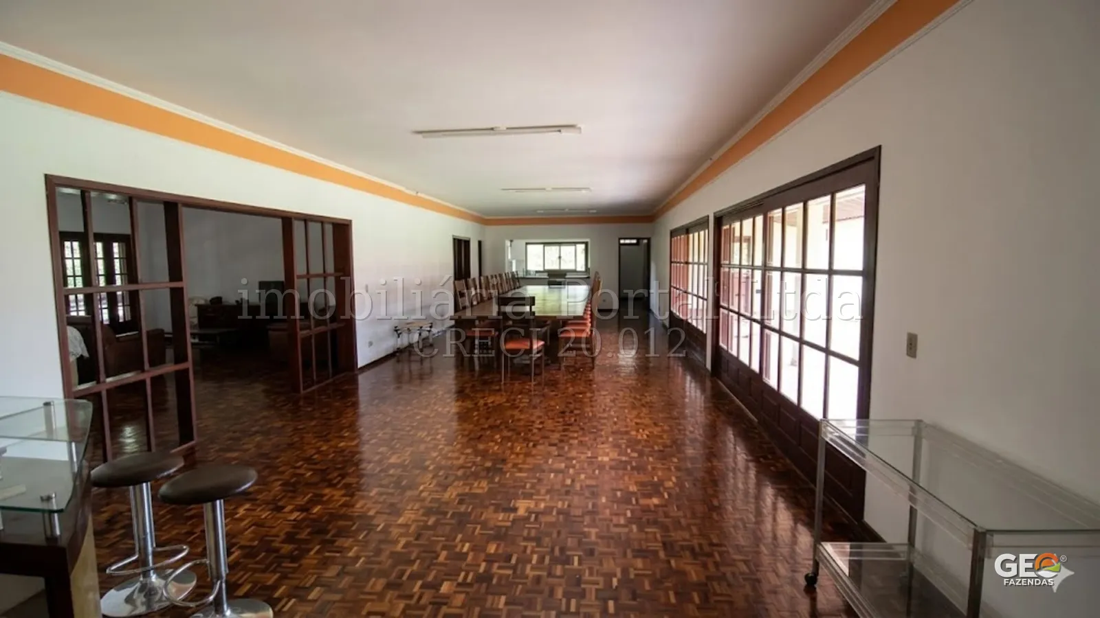 Sala de jantar ampla em imóvel rural