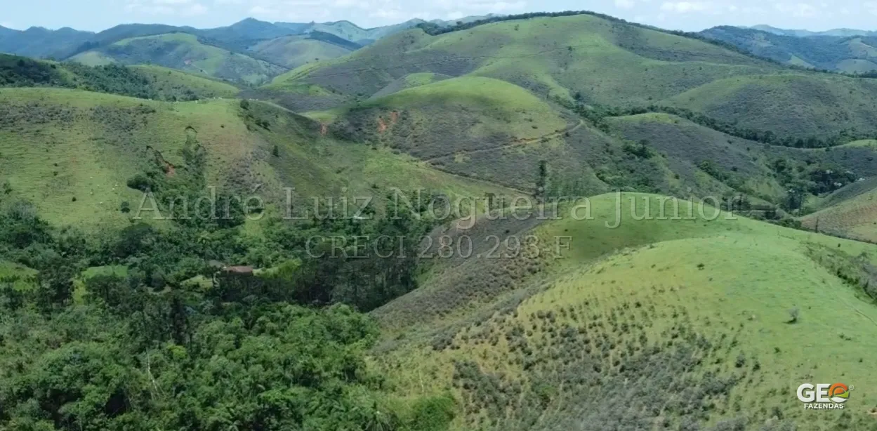 Área rural com relevo montanhoso e vegetação