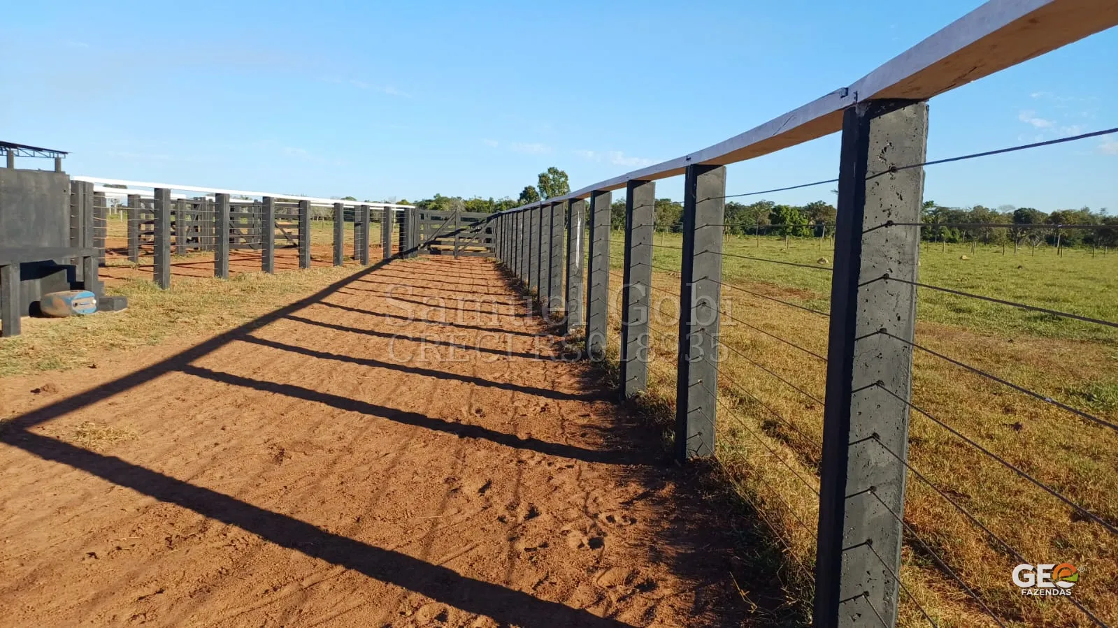 Curral e cerca em propriedade rural