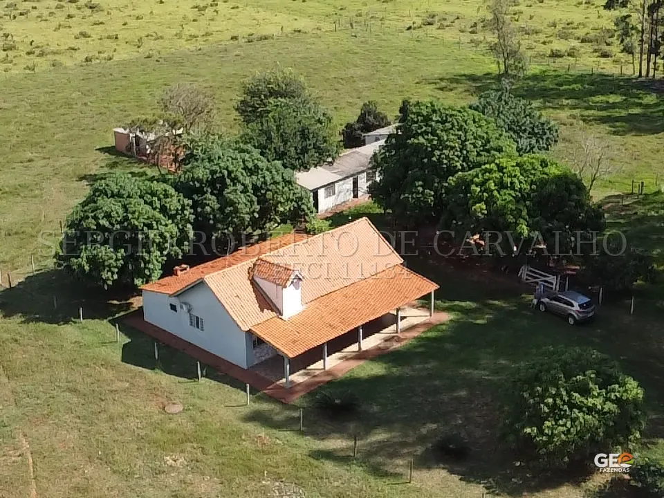 Casa rural com área verde e árvores ao redor