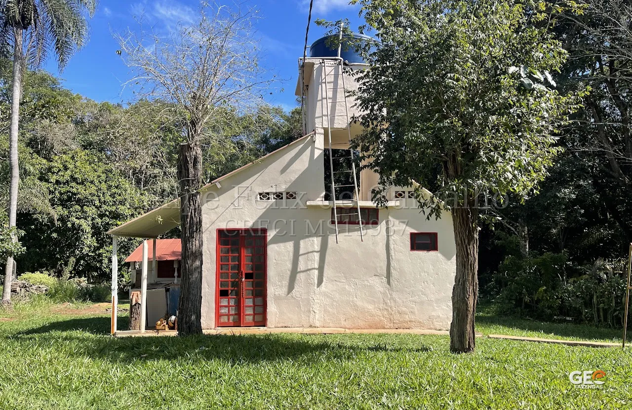 Casa simples em área rural com tanque de água
