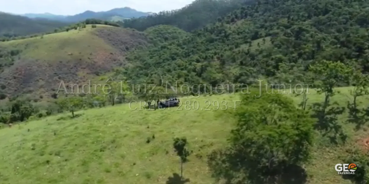 Área rural com vegetação e veículo