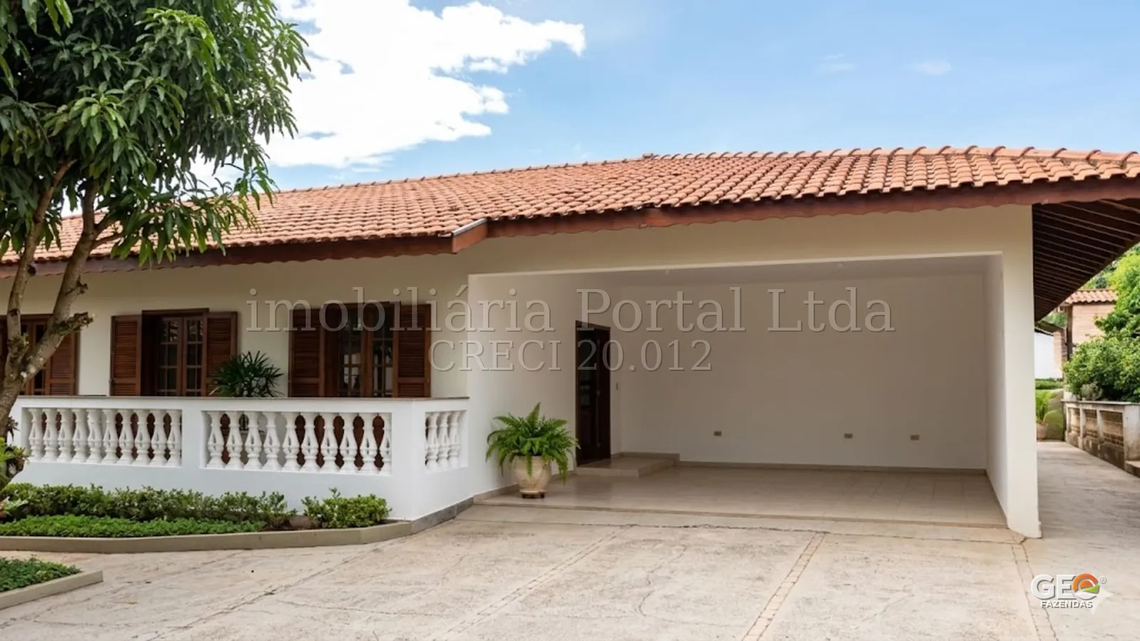 Casa rural com varanda e garagem coberta