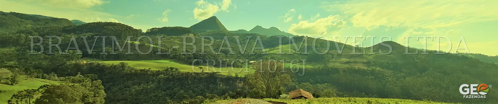 Paisagem rural com montanhas e casa simples