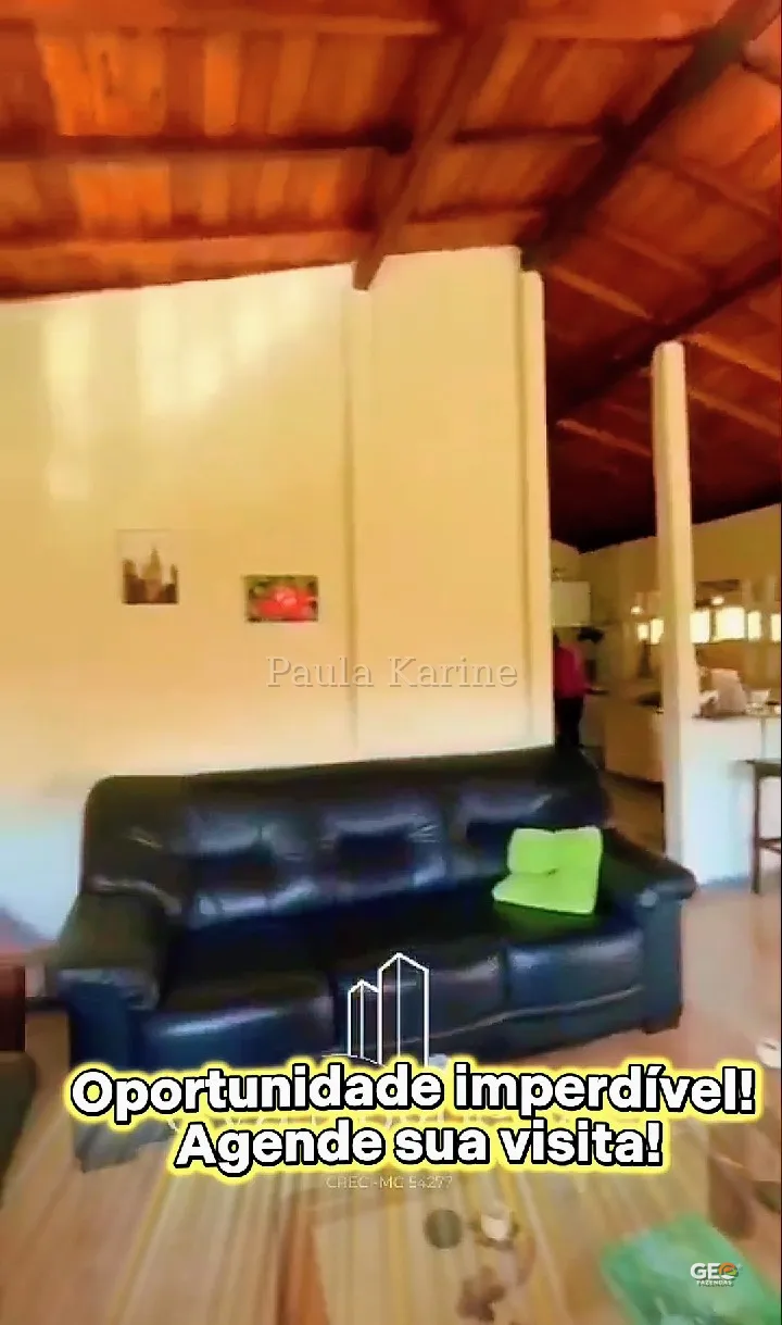 Sala com sofá em imóvel rural