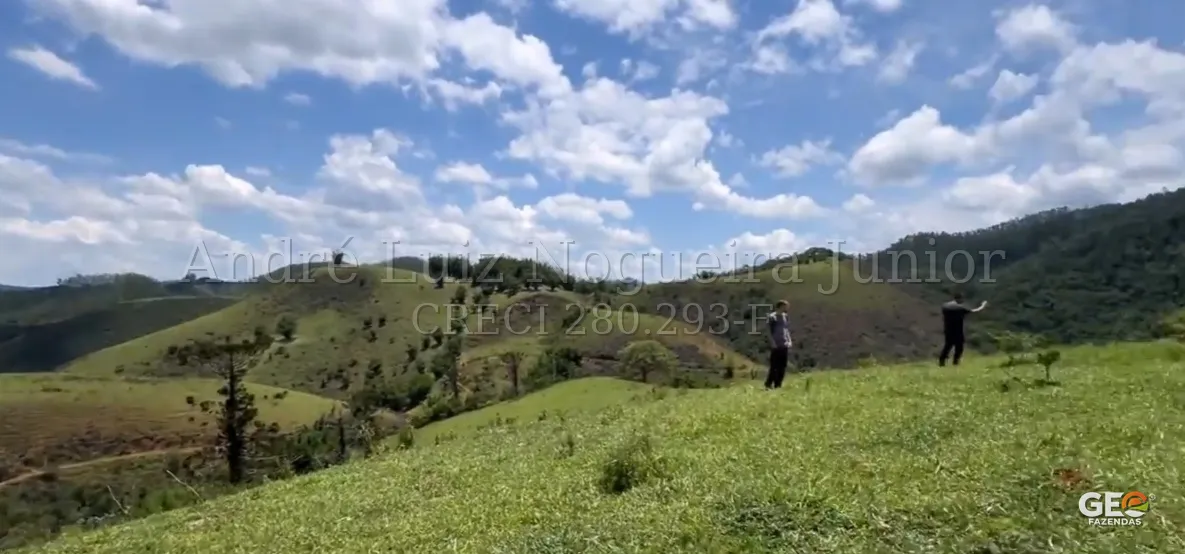 Área rural com morros e vegetação verde