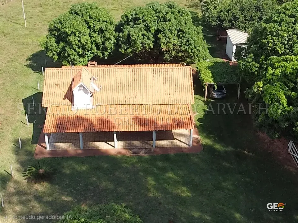 Casa com telhado de cerâmica em área rural