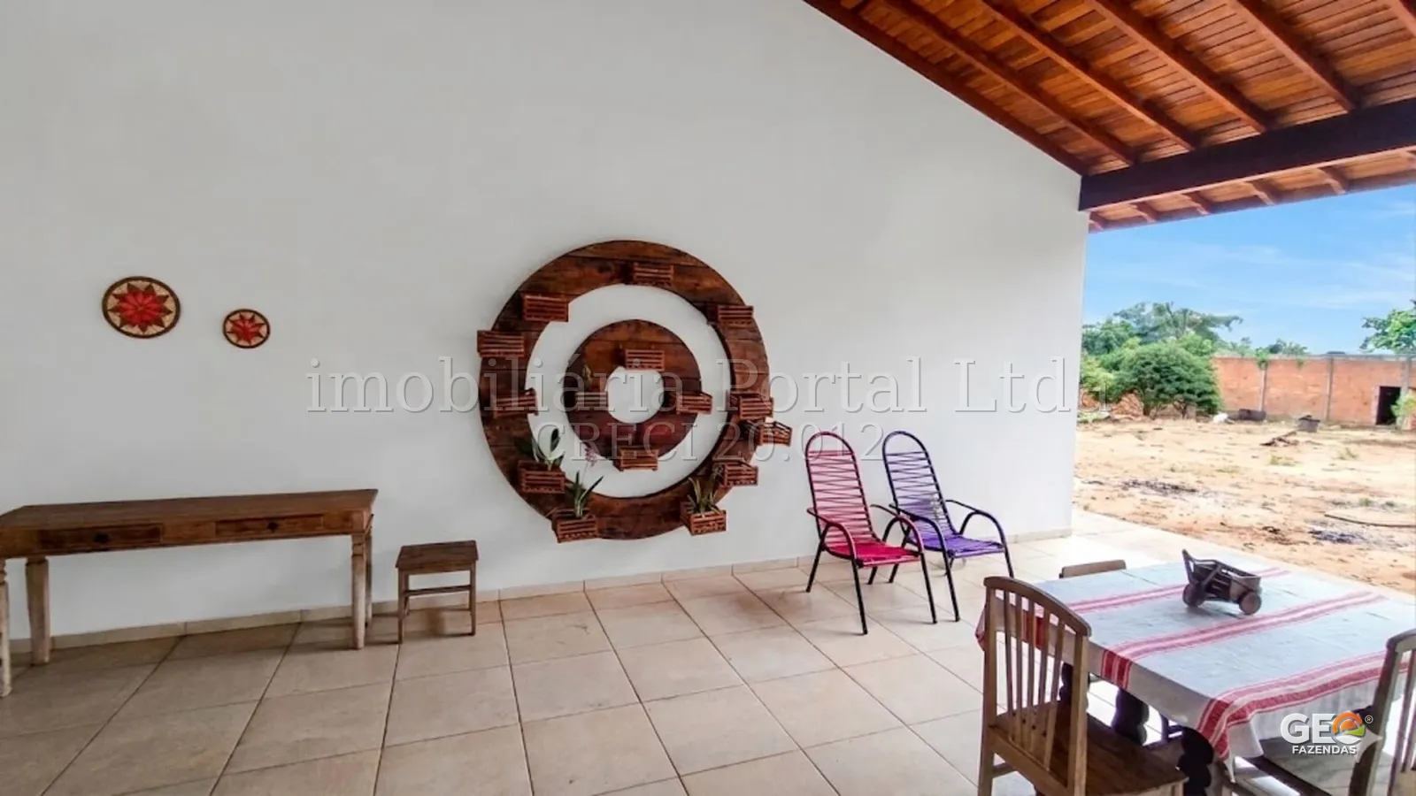 Varanda coberta com decoração rústica em fazenda