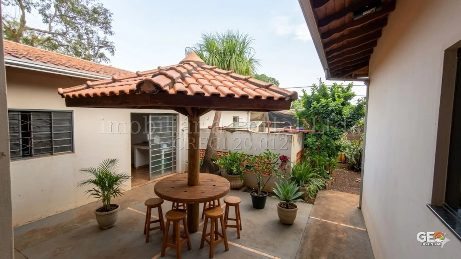 Área externa com mesa e cobertura de telhas