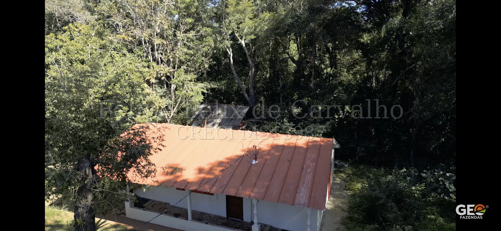 Casa simples com telhado de metal em área rural