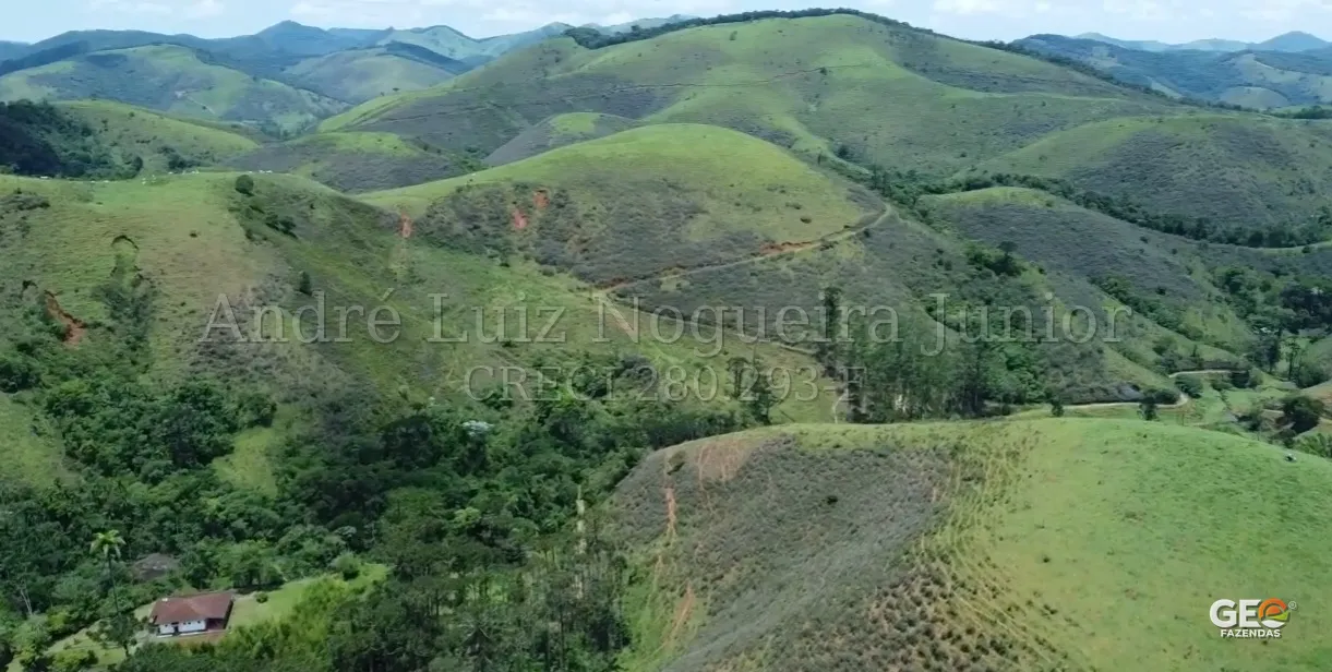Vista aérea de terreno rural com morros verdes