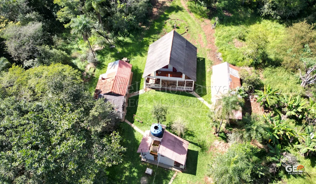 Vista aérea de propriedade rural com casas e vegetação