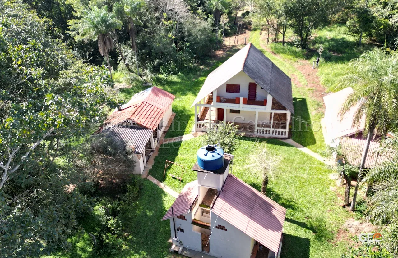 Vista aérea de casas em propriedade rural verde