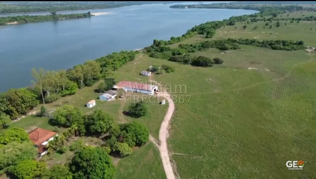 Vista aérea de fazenda com rio e pastagem